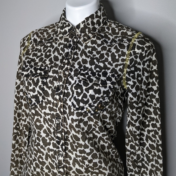 ✨3/$15 BKE brown white animal print distress faded button up S - Picture 2 of 7